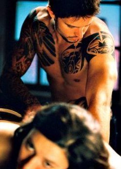 《纹身师》电影中人物身上的半甲纹身图片