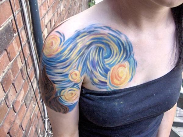 女人半甲部彩色漩涡纹身图案