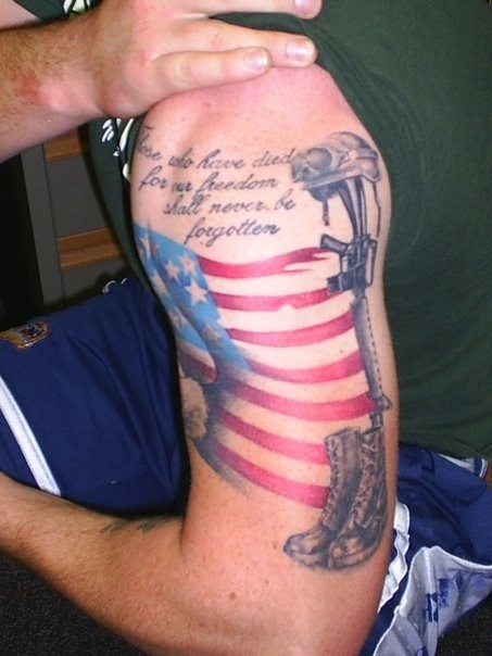 手臂彩色美国国旗纪念纹身图案