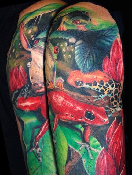 肩部彩色逼真的青蛙纹身图案