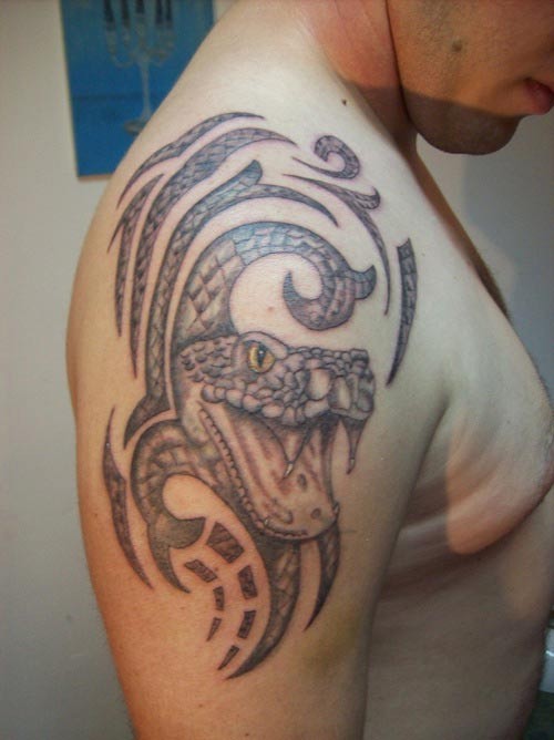 男性肩部灰色部落蛇纹身图案