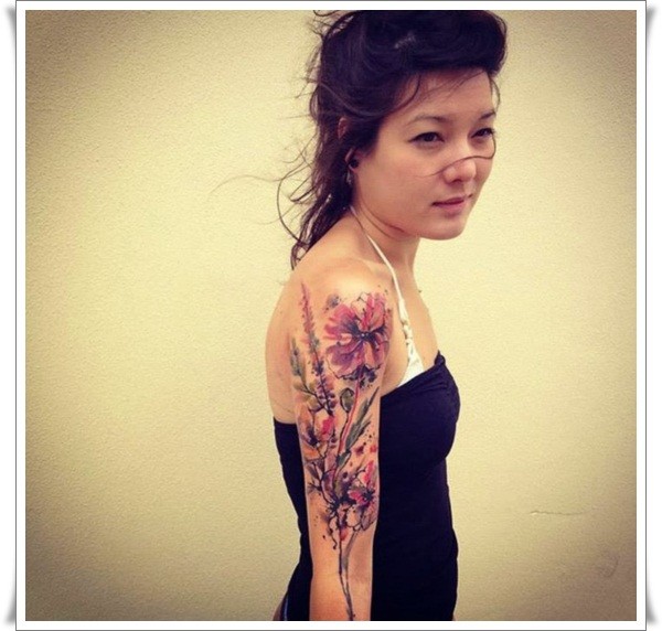 女性肩部水彩花朵纹身图片