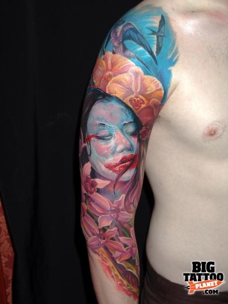 手臂现实主义风格的彩色妇女肖像与花纹身