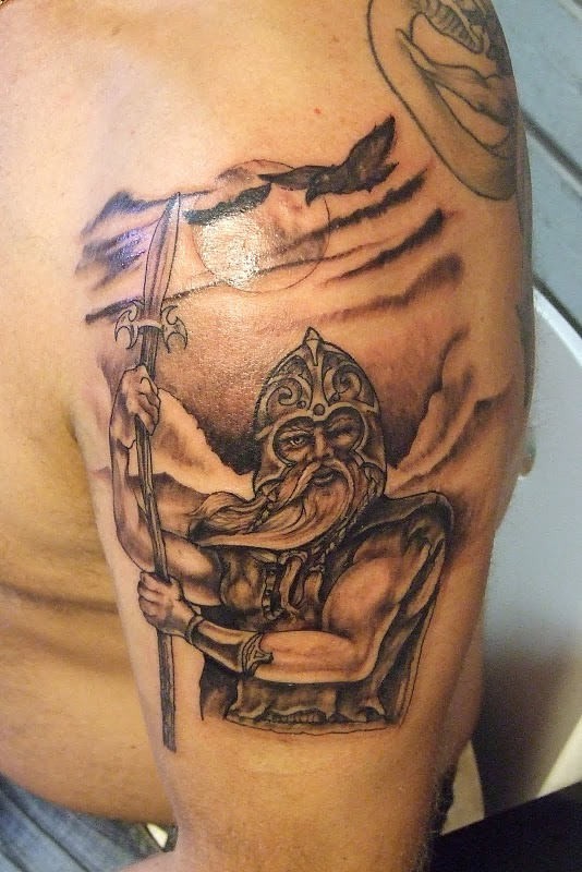 男性肩部棕色海盗人物纹身图案