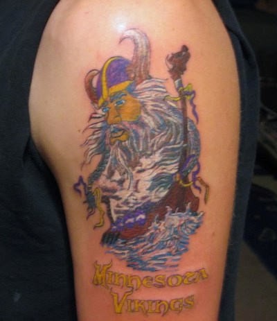 肩部彩色海盗与船的纹身图案