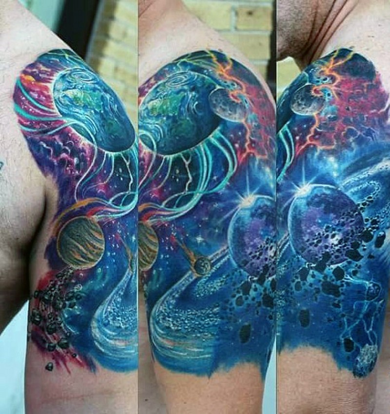 肩部彩色远太阳系的纹身图案
