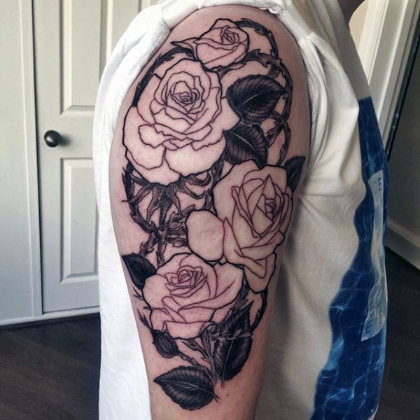 肩部黑色玫瑰和荆棘纹身图案