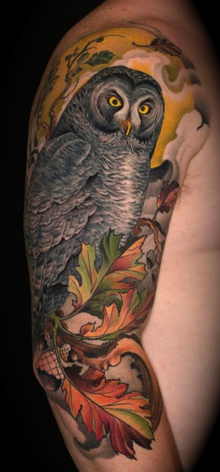 肩部逼真的彩色猫头鹰纹身图案