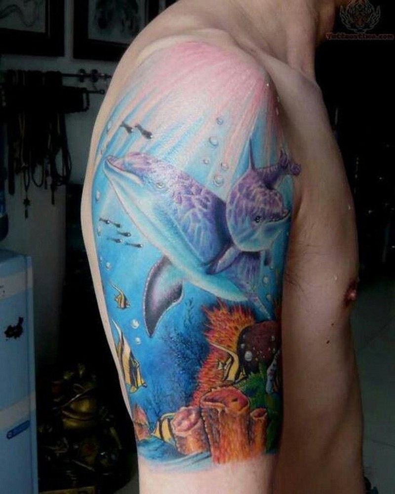 肩部彩色逼真的水下海豚纹身图片