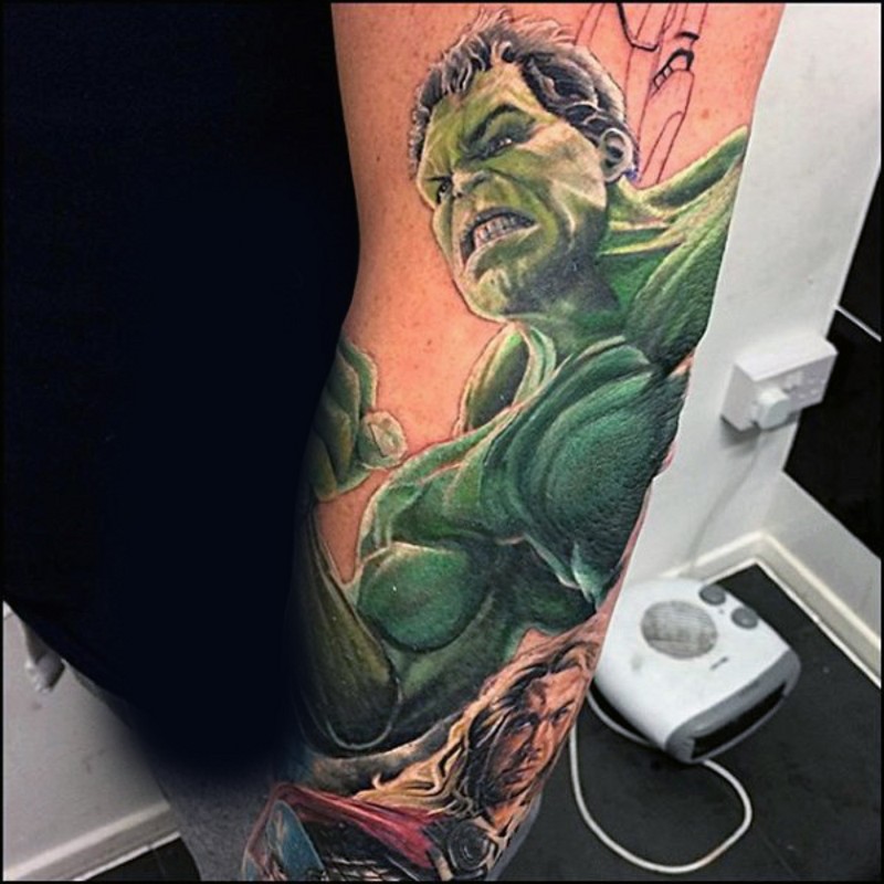 手臂彩色漫画风格的雷神和绿巨人纹身