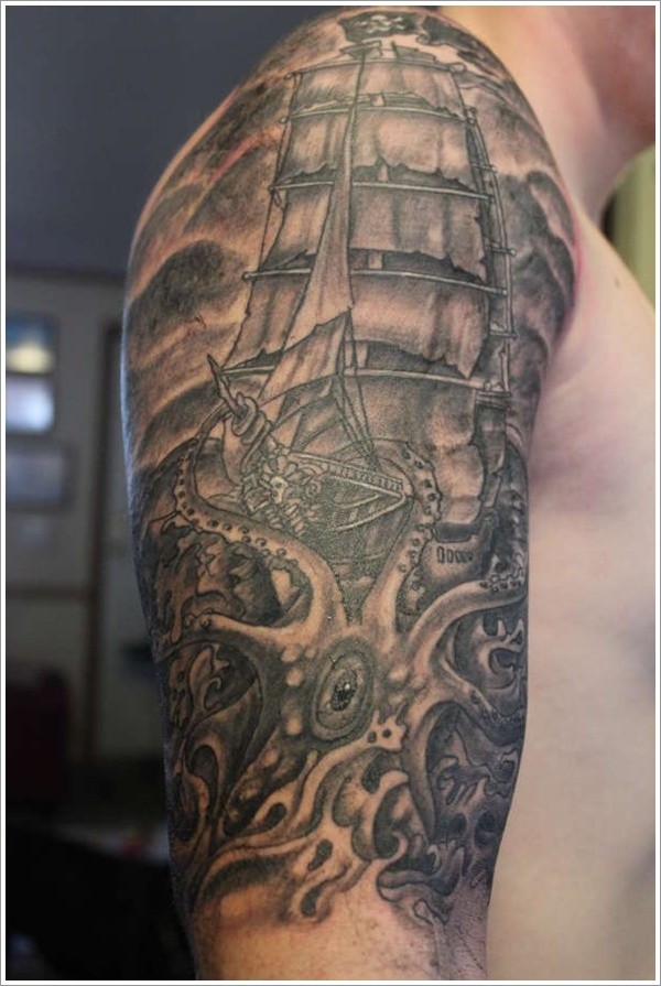 肩部灰色章鱼攻击半个船上的纹身图案