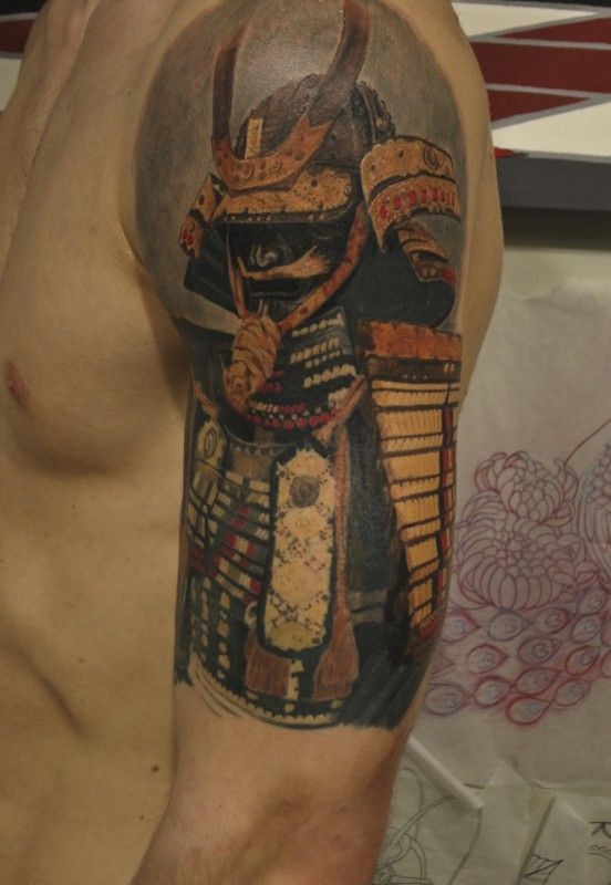 肩部彩色逼真的武士纹身图案