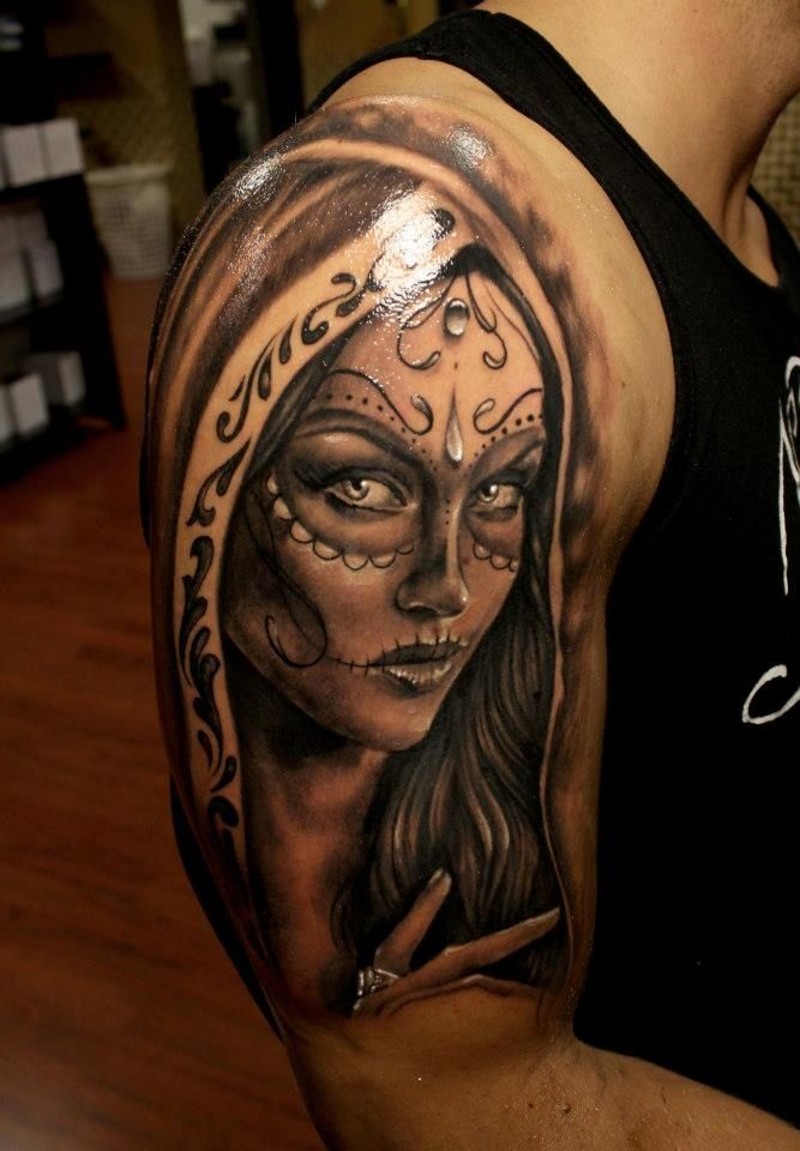 肩部棕色墨西哥头骨女孩肖像纹身图案