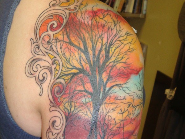 肩部彩色大树图腾纹身图片