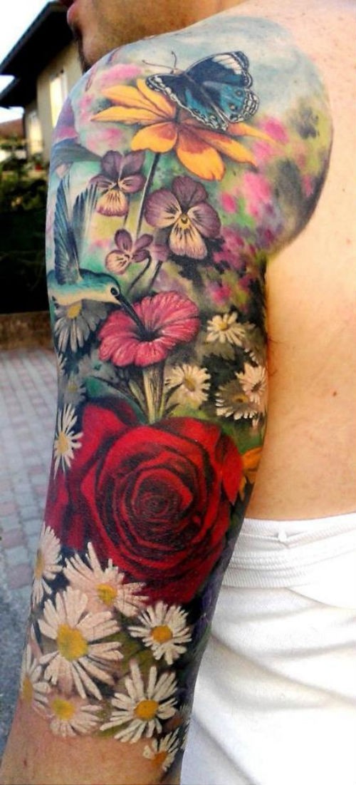 肩部彩色漂亮的花朵与蝴蝶纹身图案
