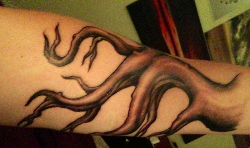 手臂棕色树根纹身图案