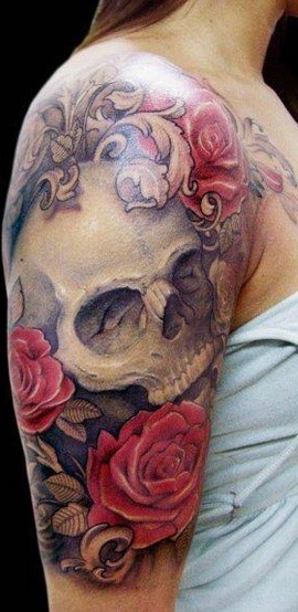肩部彩色骷髅头和玫瑰纹身图案