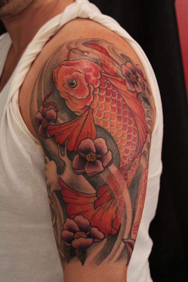 半甲彩色锦鲤鱼与花朵纹身图案