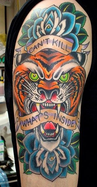 手臂多彩的吼叫老虎与花朵字母纹身图案