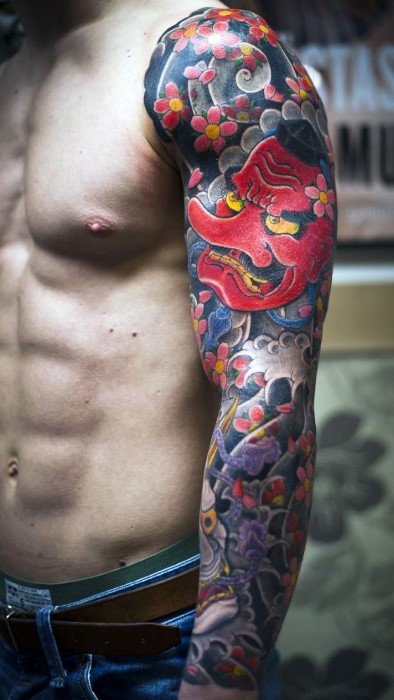 花臂亚洲风格的彩色花朵男子纹身图案