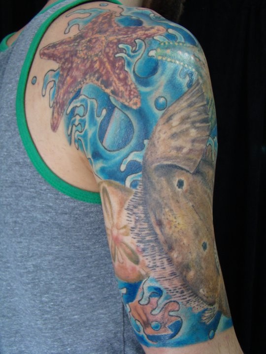 大臂彩色的海洋生物个性纹身图案