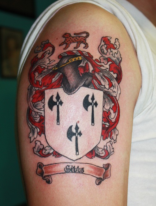 大臂黑色和红色家庭徽章纹身图案