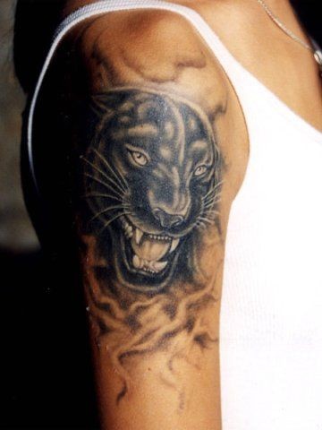 大臂一头黑色的豹子纹身图案