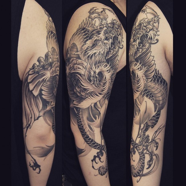 手臂非常细致的黑白亚洲龙纹身图案
