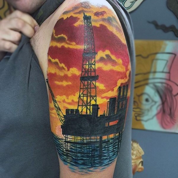 大臂工业风格彩色石油塔和海洋纹身图案