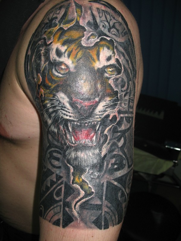 大臂彩色的老虎头像纹身图案