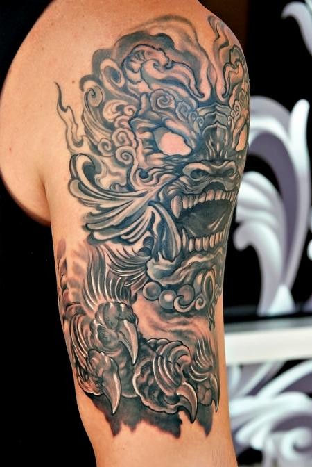 大臂中国邪恶的狮子纹身图案