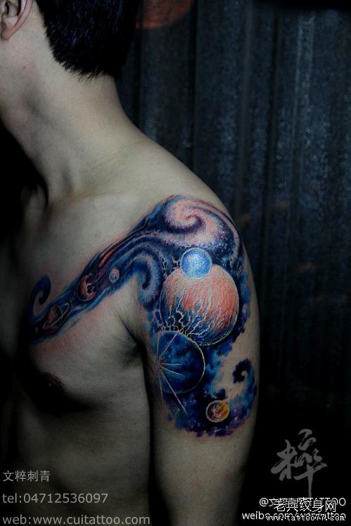 内蒙纹身作品展示一幅超酷的欧美半胛星空纹身图案