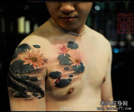来自香港纹身圈的一幅流行精美的半胛水墨鲤鱼莲花纹身图案