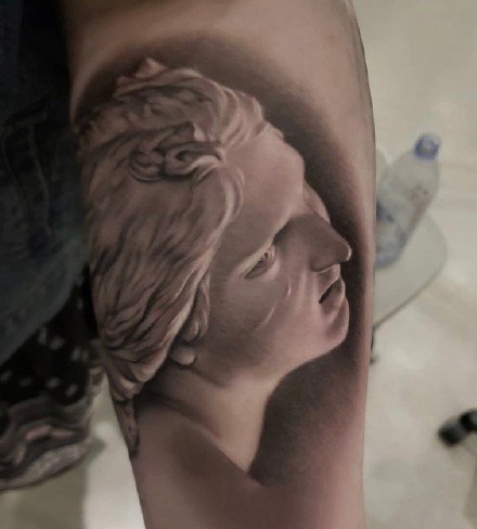 欧美包臂的超写实人像纹身图案