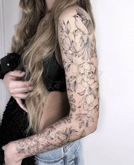 女士手臂上的黑灰花臂纹身图