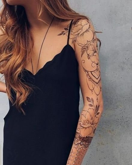 女士手臂上的黑灰花臂纹身图