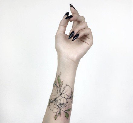 小清新的9张女生黑白素花纹身图片