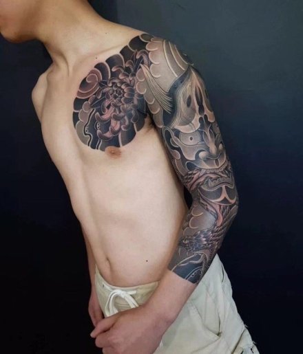 男性的传统风格大花臂纹身图案