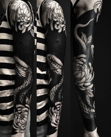 适合女士的简单极致的花卉大黑臂纹身图案