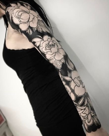 适合女士的简单极致的花卉大黑臂纹身图案