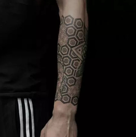几何形状的一组大黑灰点刺纹身图案作品