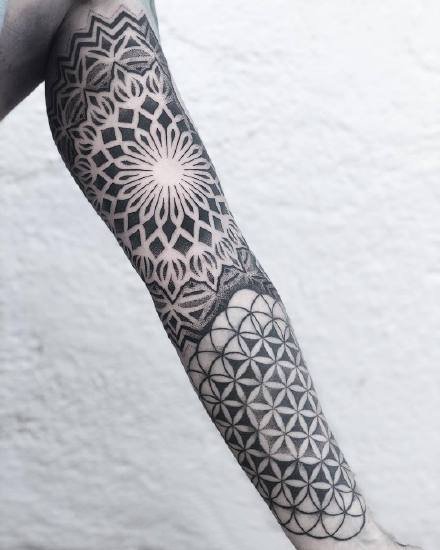 繁花花臂纹身：一组黑灰点刺繁花图腾纹身花臂作品欣赏
