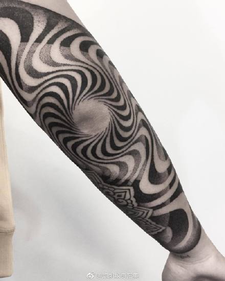 繁花花臂纹身：一组黑灰点刺繁花图腾纹身花臂作品欣赏