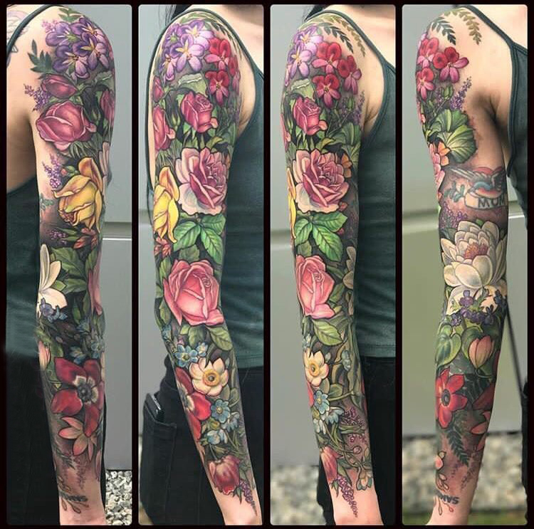 欧美花臂纹身 女生手臂上彩色的花朵纹身图片
