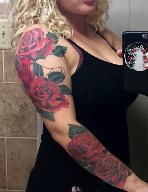 花朵纹身 女生手臂上彩色的玫瑰花臂纹身图片