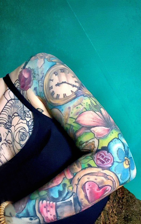 花臂纹身 女生手臂上花朵和钟表纹身图片