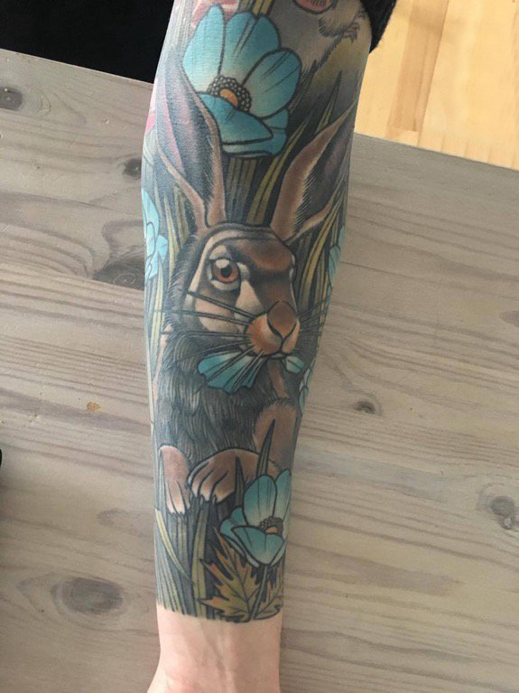 男生手臂上彩绘水彩素描可爱兔子花臂纹身图片