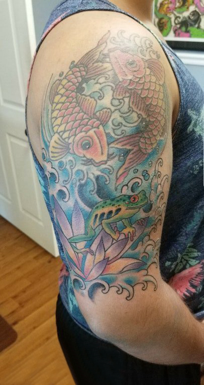 男生手臂上彩绘水彩素描创意鲤鱼花臂纹身图片