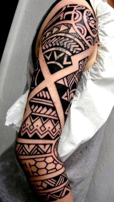 男生手臂上黑色线条创意几何元素部落花臂纹身图片
