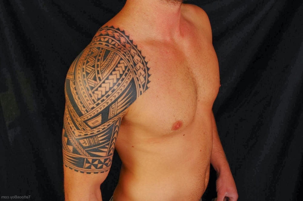 男生手臂上黑色线条创意几何元素花臂纹身图片